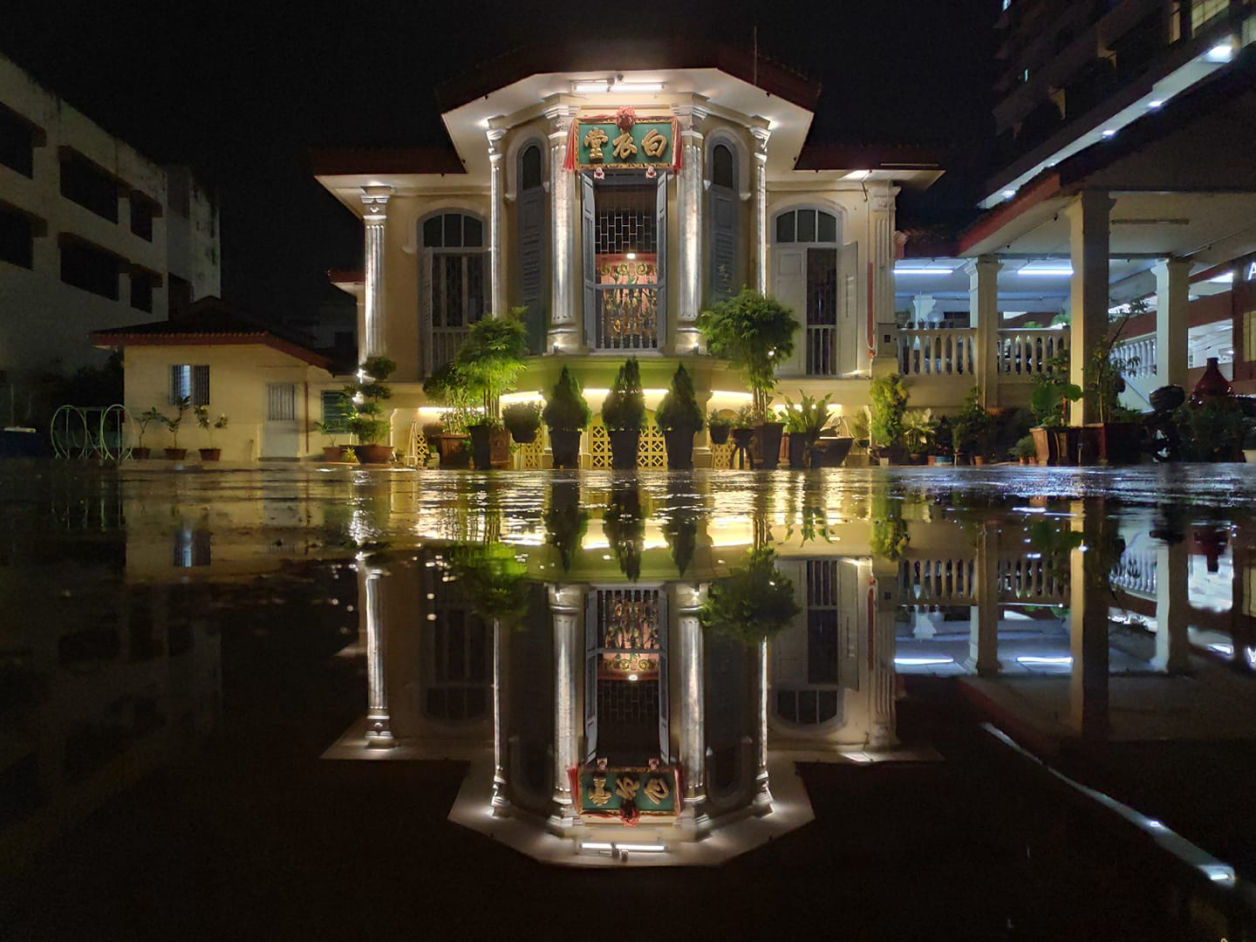 Pek Ee Tong night scene